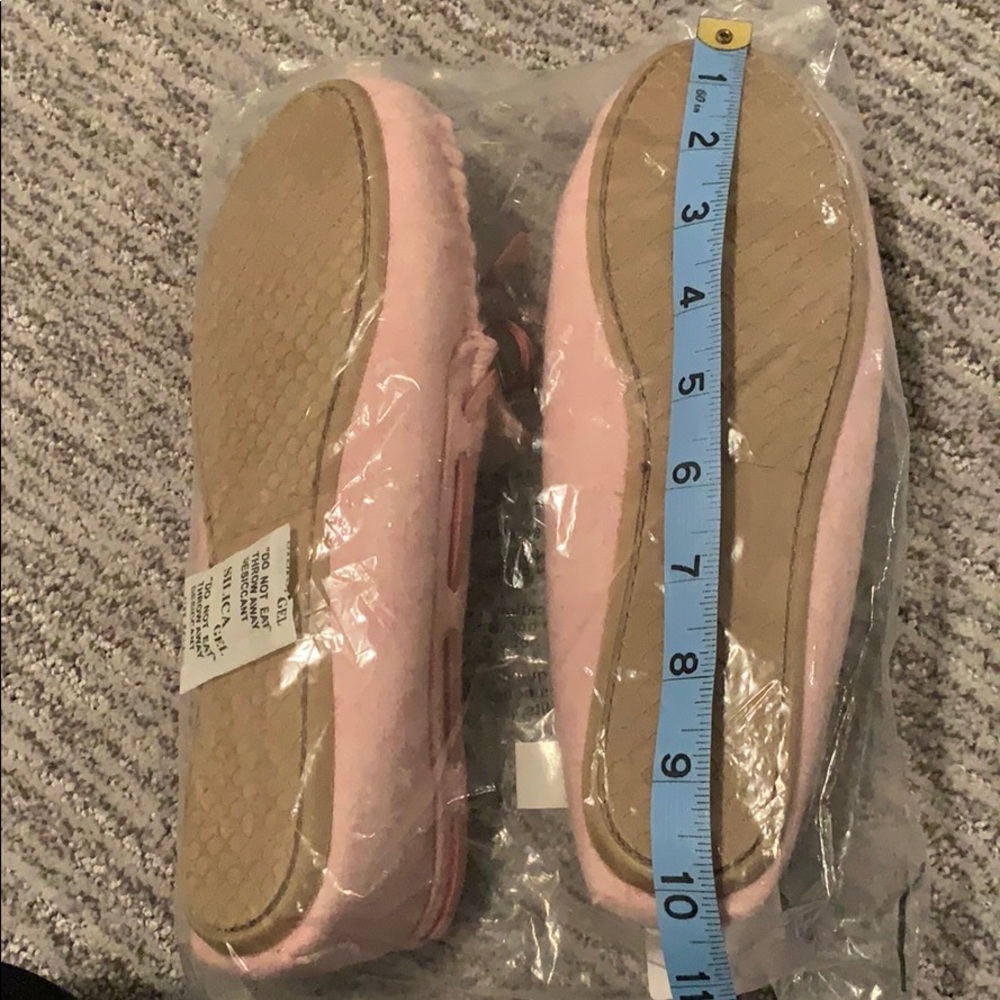BRAND NEW WITH TAG!  Lovely Moccasin slippers - Picture 6 of 6
